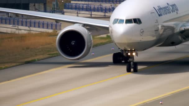 Boeing 777 rodaje después del aterrizaje — Vídeos de Stock