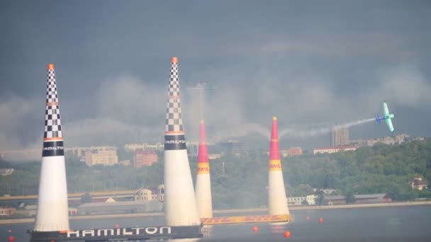 Závodní letadlo ve fázi — Stock video