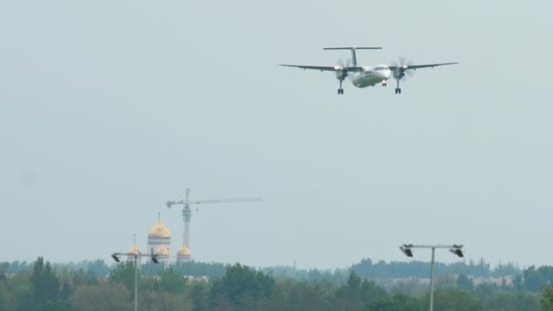 Leszállás előtt közeledő turbólégcsavaros — Stock videók