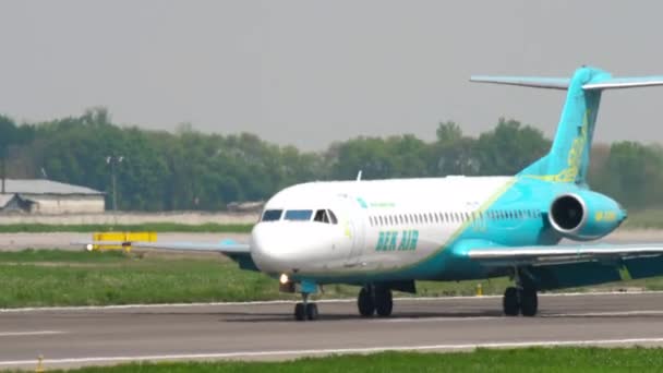 Bek Air Fokker F100 circulant après l'atterrissage — Video