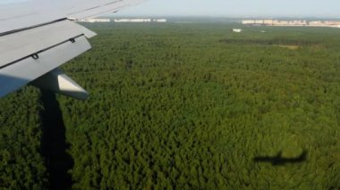 İniş yapan uçaktan hava görüntüsü