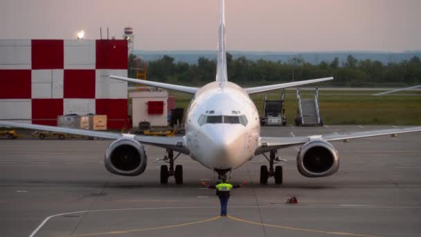 Supervisor se reúne con avión de pasajeros en el aeropuerto — Vídeos de Stock