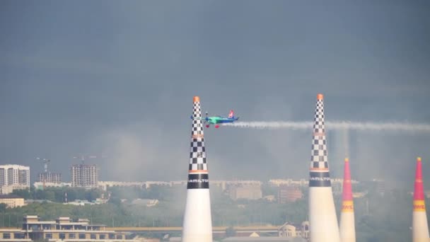 Rennflugzeug auf der Bühne — Stockvideo