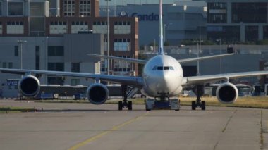 Airbus 340 servise çekme