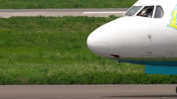 Bek Air Fokker F100 taxiing após o desembarque — Vídeo de Stock