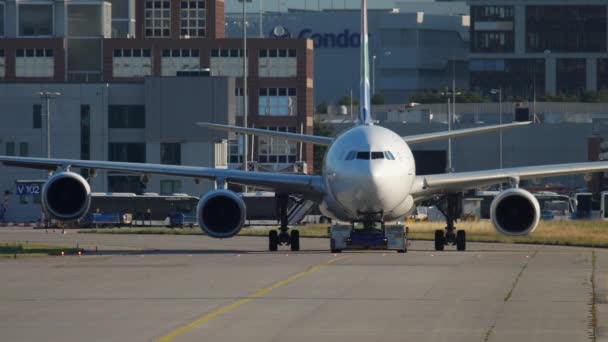 Airbus 340 буксировка к обслуживанию — стоковое видео