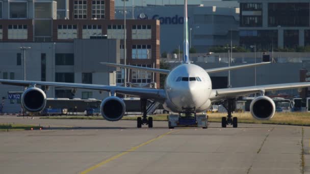 Airbus 340 caravan naar service — Stockvideo