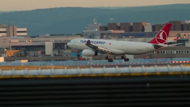 Landning av flygplan i Frankfurt — Stockvideo