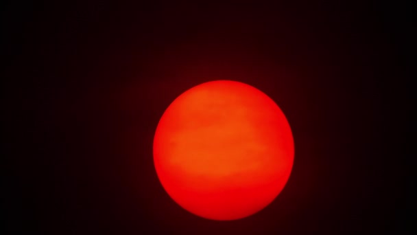 Red sun sphere in thick smog — Stock Video