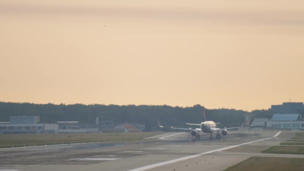 Vliegtuiglanding in de vroege ochtend — Stockvideo