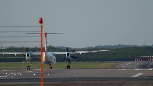 Abflug eines Turboprop-Flugzeugs — Stockvideo