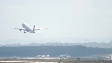 United Airlines Boeing 777 kalkış