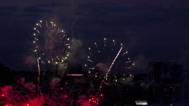 Gyönyörű tűzijáték este égen — Stock videók