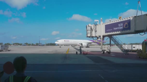 Inspektor spotyka samolot pasażerski na lotnisku — Wideo stockowe