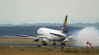 Lufthansa Kargo MD-11 inişi