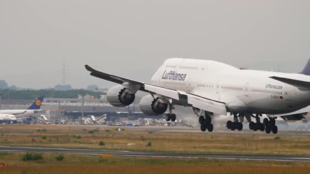 Landning av flygplan i Frankfurt — Stockvideo