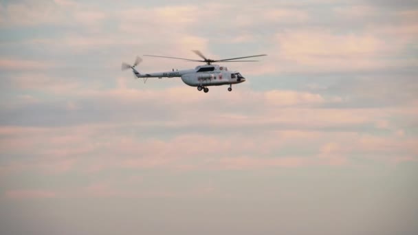 着陸前に近づくヘリコプター — ストック動画