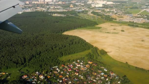 Légi felvétel ereszkedő repülőgépről — Stock videók