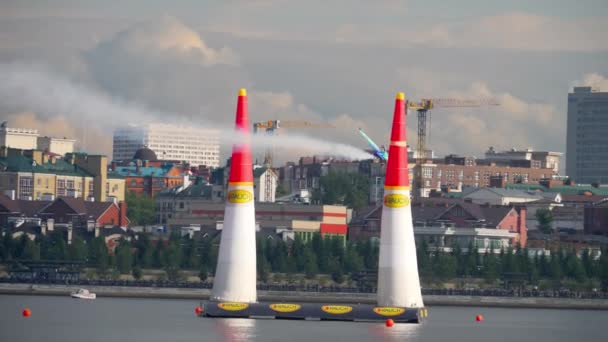 Rennflugzeug auf der Bühne — Stockvideo