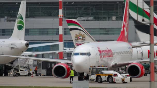 Remolque del avión antes de la salida — Vídeos de Stock