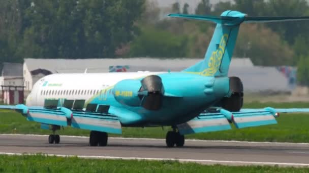 Bek Air Fokker F100 kołowania po wylądowaniu — Wideo stockowe