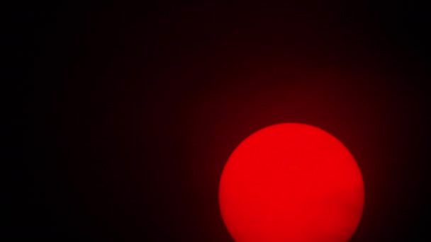 Sphère solaire rouge dans le smog épais — Video