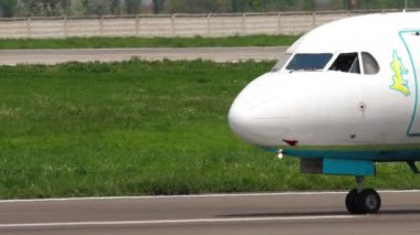 Bek Air Fokker F100 iniş sonrası Taksilemek