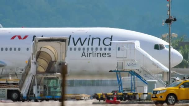 Boeing 777 tryck tillbaka före avgång — Stockvideo