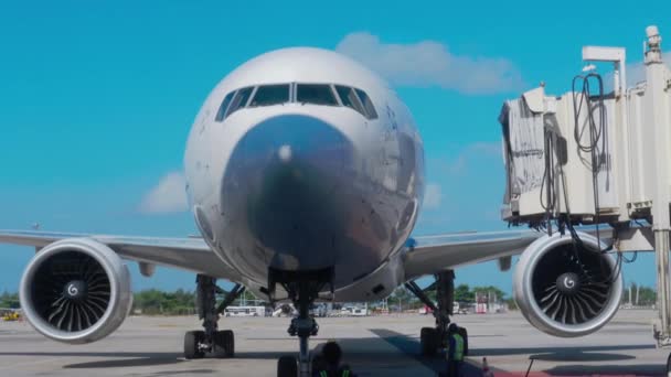 Samolot zaparkowany na lotnisku Phuket — Wideo stockowe