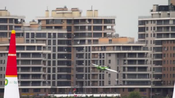 Avión de carreras en la etapa — Vídeos de Stock