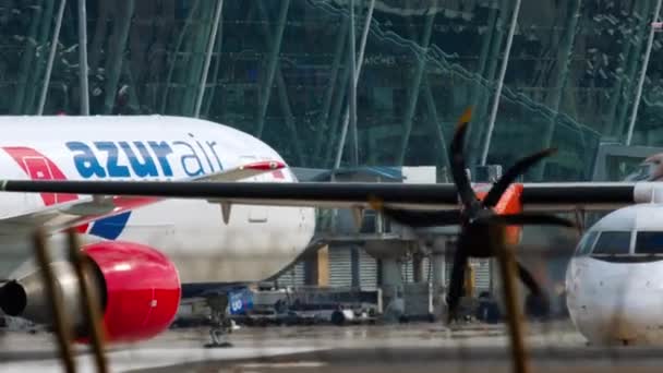 Boeing 767 circulant à l'aéroport de Phuket — Video