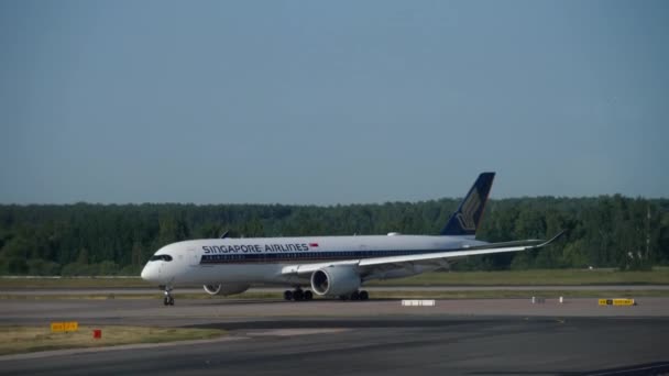 Αερογραμμές Σιγκαπούρης Airbus A350 τροχίζοντας μετά την προσγείωση — Αρχείο Βίντεο