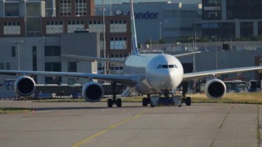 Airbus 340 servise çekme