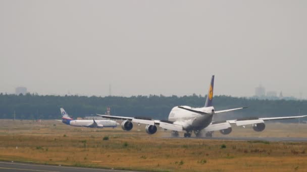 Přistání letadla ve Frankfurtu — Stock video