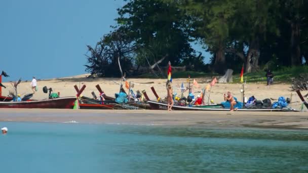 Selfie con barcos pesqueros de cola larga en la playa — Vídeos de Stock