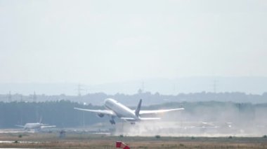 United Airlines Boeing 777 kalkış