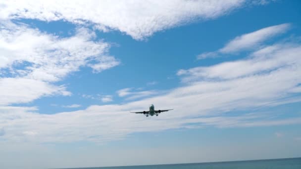 Flugzeug im Anflug über Ozean — Stockvideo