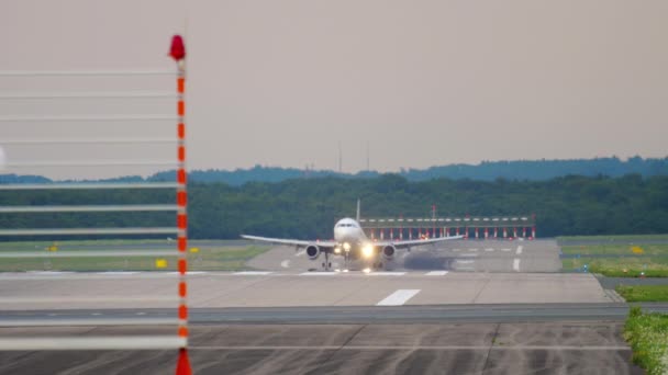 Frenatura dell'aereo dopo l'atterraggio — Video Stock
