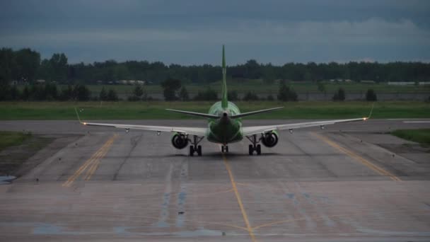 S7 Embraer ERJ-170 antes de la salida — Vídeo de stock