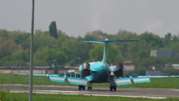 Bek Air Fokker kódů F100 pojíždění po přistání - Stock záběr
