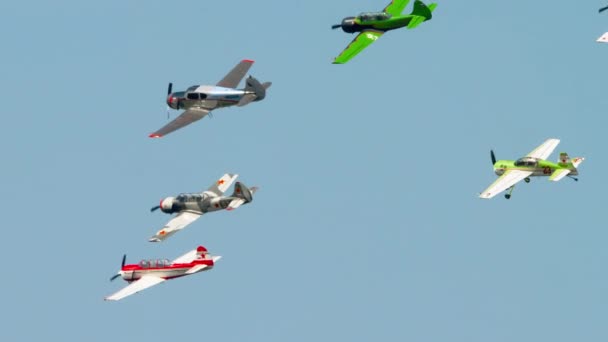 Aviones deportivos Yakovlev familia rendimiento grupo vuelo acrobático — Vídeos de Stock