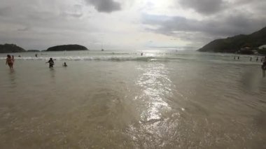 Dalgalar üzerinde plaj, Nai Harn, Tayland