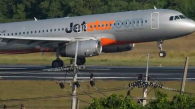 Airbus 320 okyanus üzerinden yaklaşıyor.