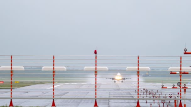 Flugzeugabflug bei Regenwetter — Stockvideo