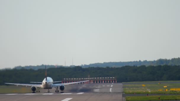 El avión acelera antes de la salida — Vídeo de stock