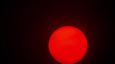 Kalın smog kırmızı güneş küre