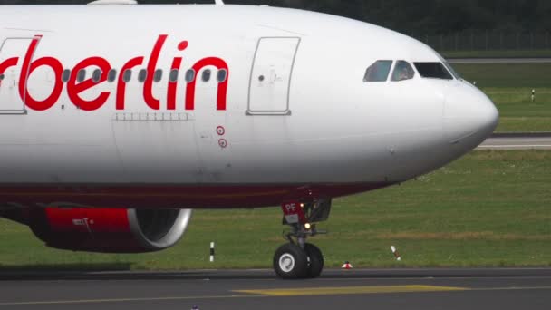 Airberlin Airbus 330 beim Rollen — Stockvideo