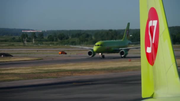 S7 Airbus A320 pojíždění po přistání — Stock video