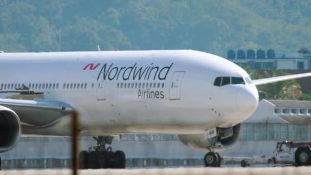 Boeing 777 respingere prima della partenza — Video Stock