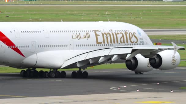 Airbus A380 Emirates circulant au sol — Video